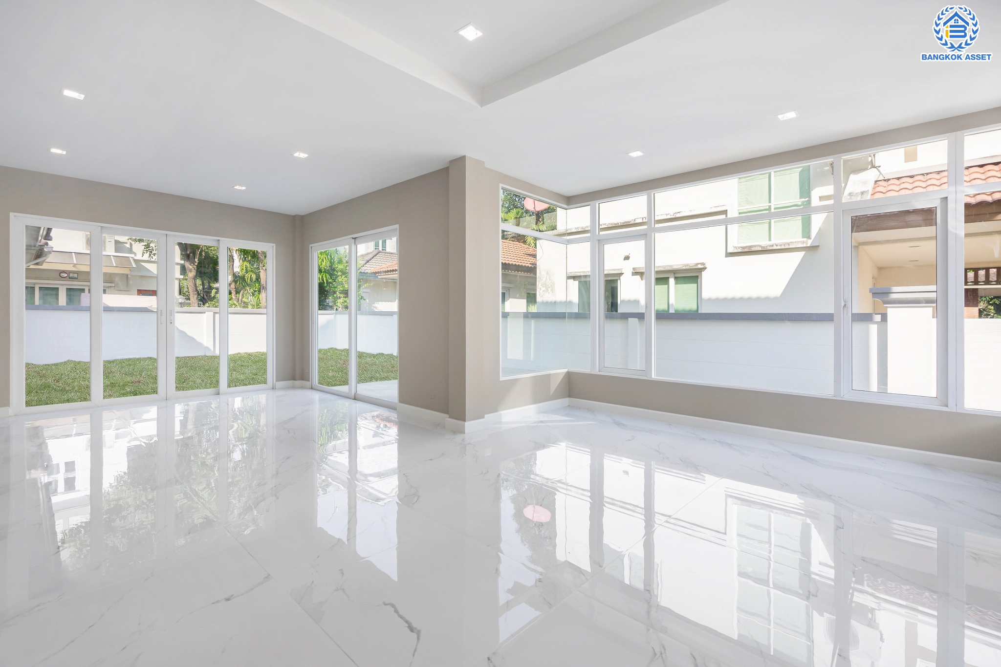 บ้านมือสองตกแต่งใหม่ ม.ลัดดารมย์ วัชรพล แบรนด์ Q.House เนื้อที่ 85.9 ตร.ว. ฟังก์ชัน 4 ห้องนอน 4 ห้องน้ำ จอดรถได้ 2 คัน Facilities ครบครัน บนทำเลเชื่อมต่อหลายเส้นทาง ถ.รามอินทรา ถ.สายไหม และถ.พหลโยธิน ใกล้สนามบินดอนเมือง ทางด่วน "ศรีรัช" และ "เซ็นทรัลรามอินทรา"